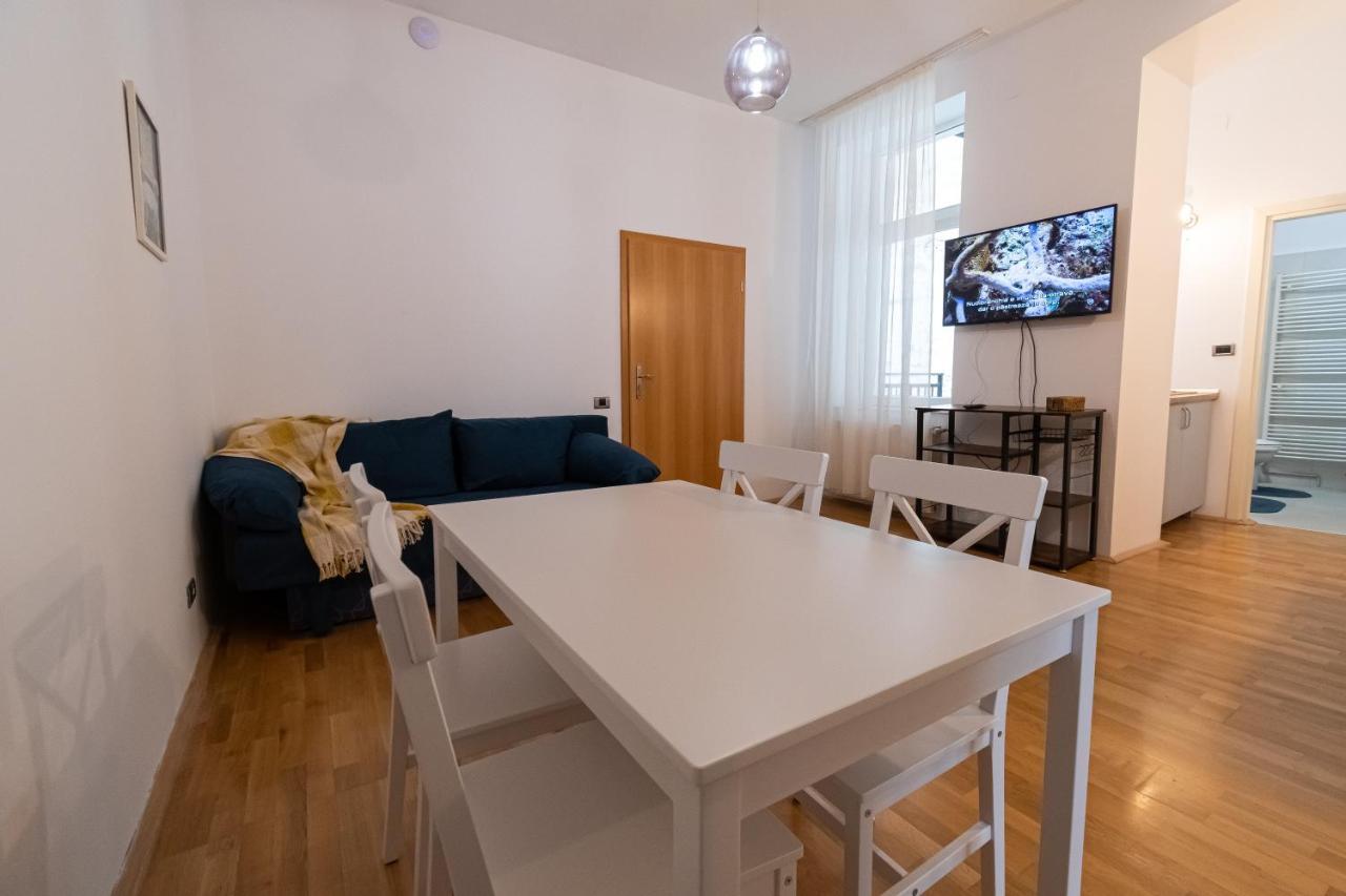 Residence 48 Beautiful Building Within Moments From The Old Town Of Brasov Exterior photo